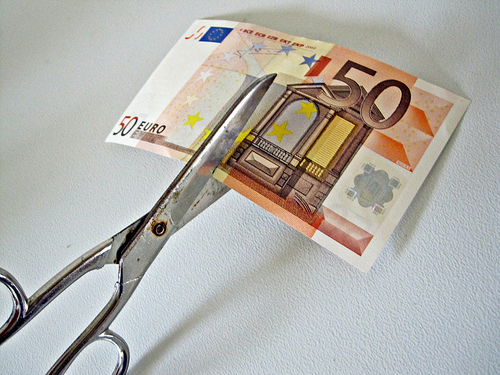 Cutting a bank note